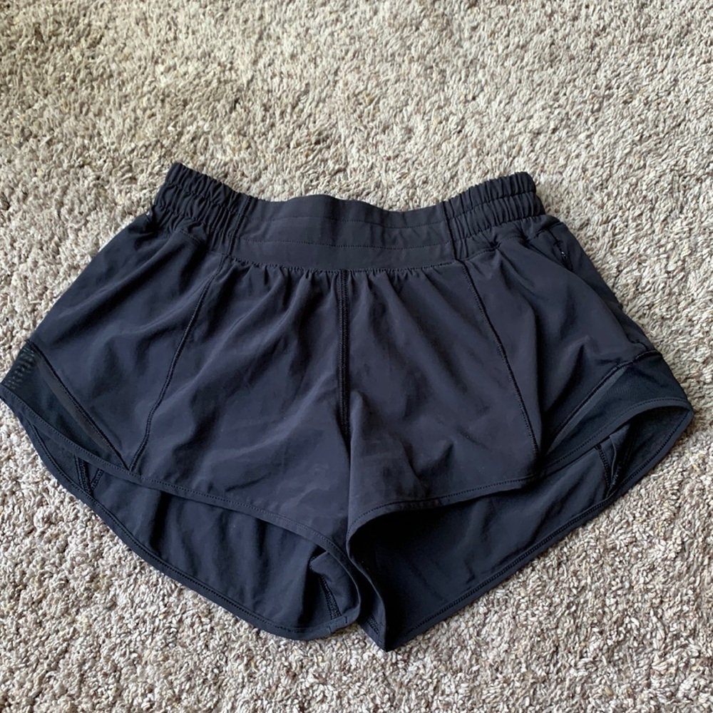 Lululemon black hotty hot low rise 2.5 inch shorts